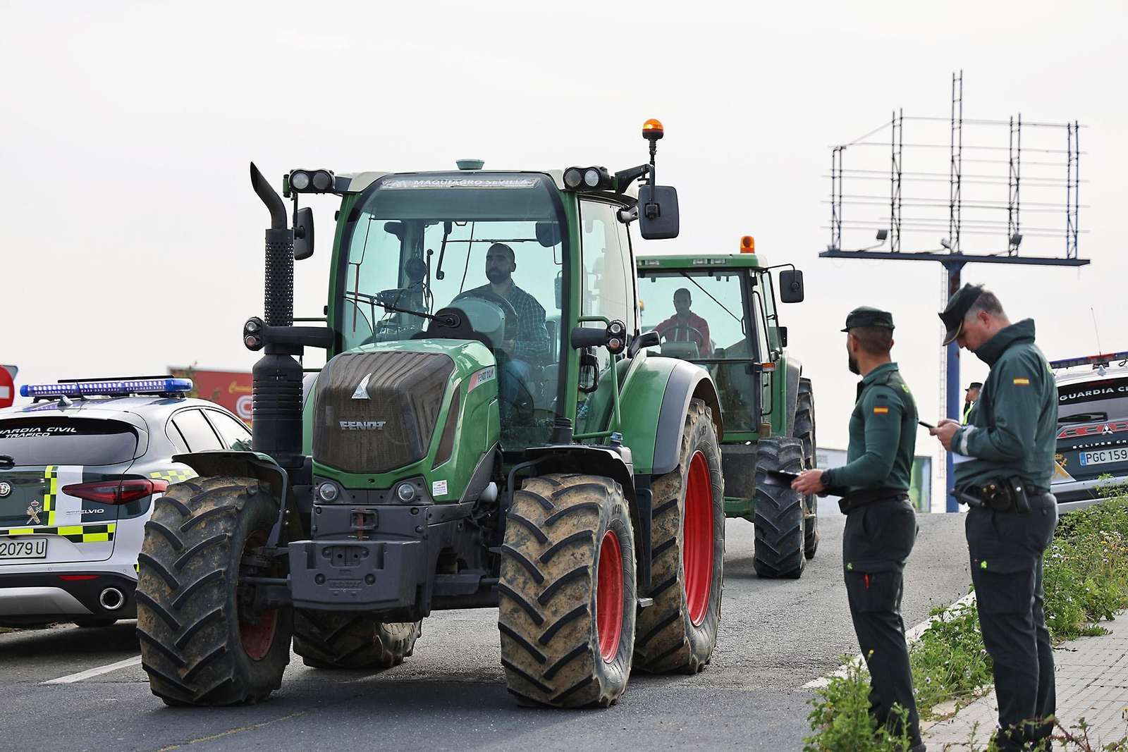 Imágenes de la multitudinaria tractorada de los agricultores en Huelva