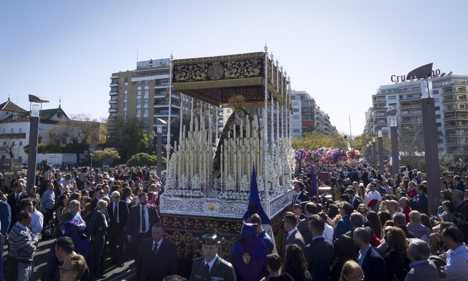 La Virgen de la Victoria la pasada Semana Santa por el Puente de San Telmo.