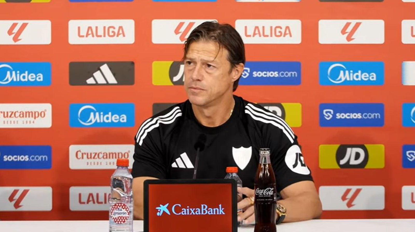 Almeyda atiende a una pregunta durante su rueda de prensa.