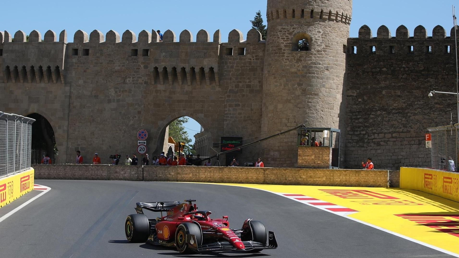 Leclerc pasa junto a la zona amurallada de Bakú. Leclerc pasa junto a la zona amurallada de Bakú.