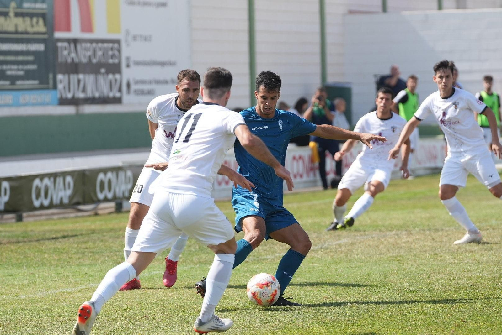 Juanma Bernal circula el balón ante la presión del Pozoblanco.