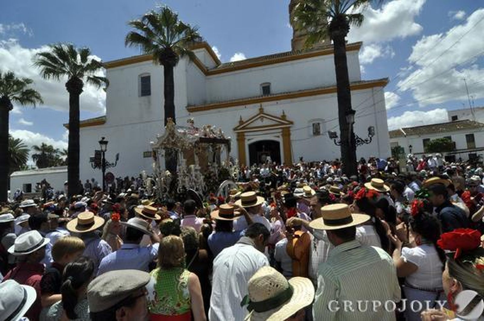 Mairena del Alcor sube la escalinata de la parroquia manriqueña.

Foto: Manuel Gómez