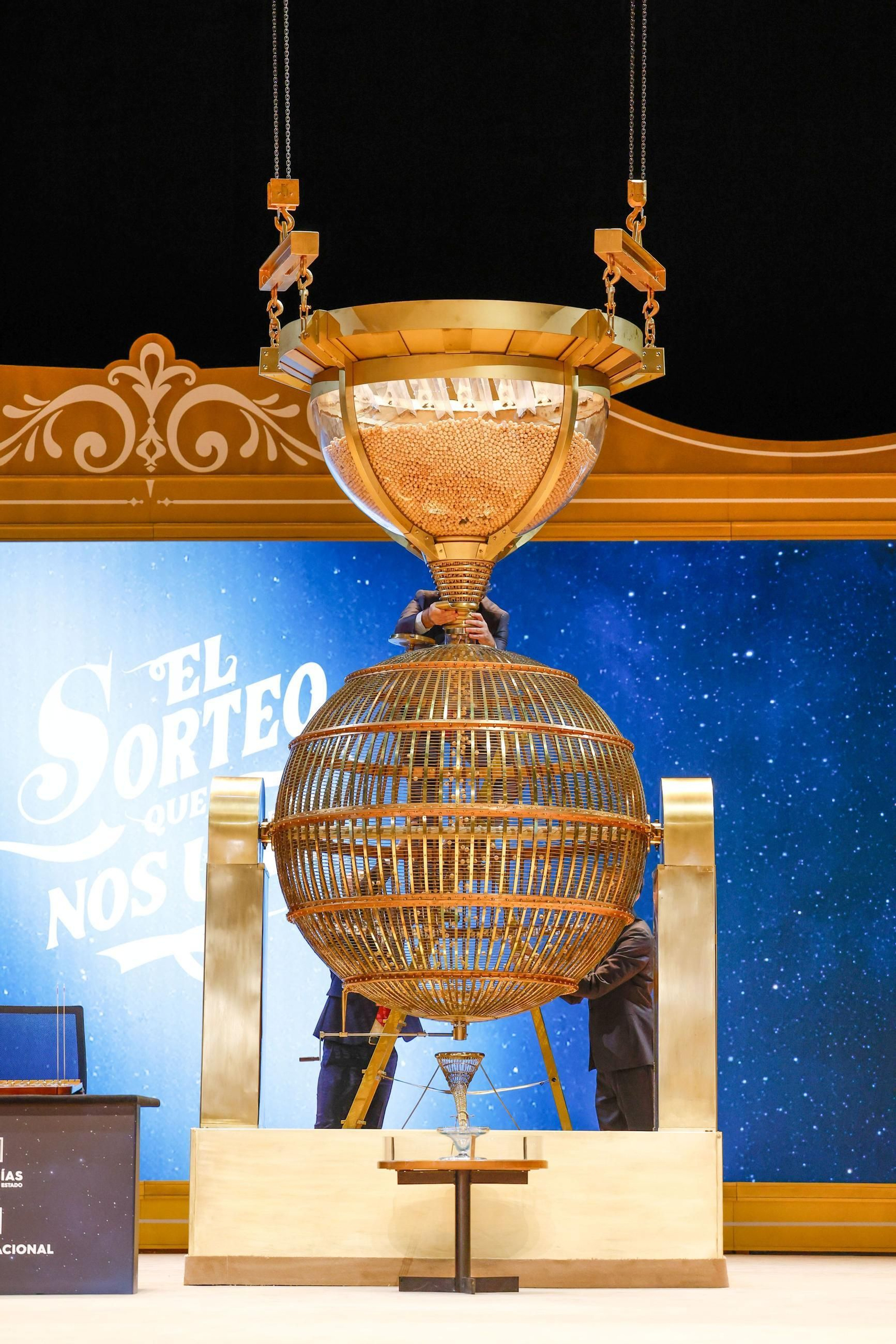 Las imágenes del comienzo del Sorteo Extraordinario de Navidad en el Teatro Real