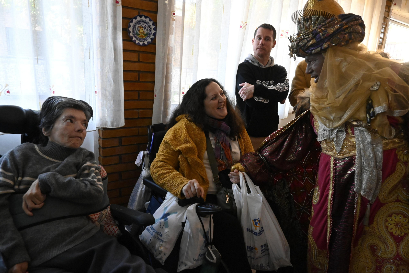 Visita de los Reyes Magos a los ancianos de los asilos de Huelva, en imágenes