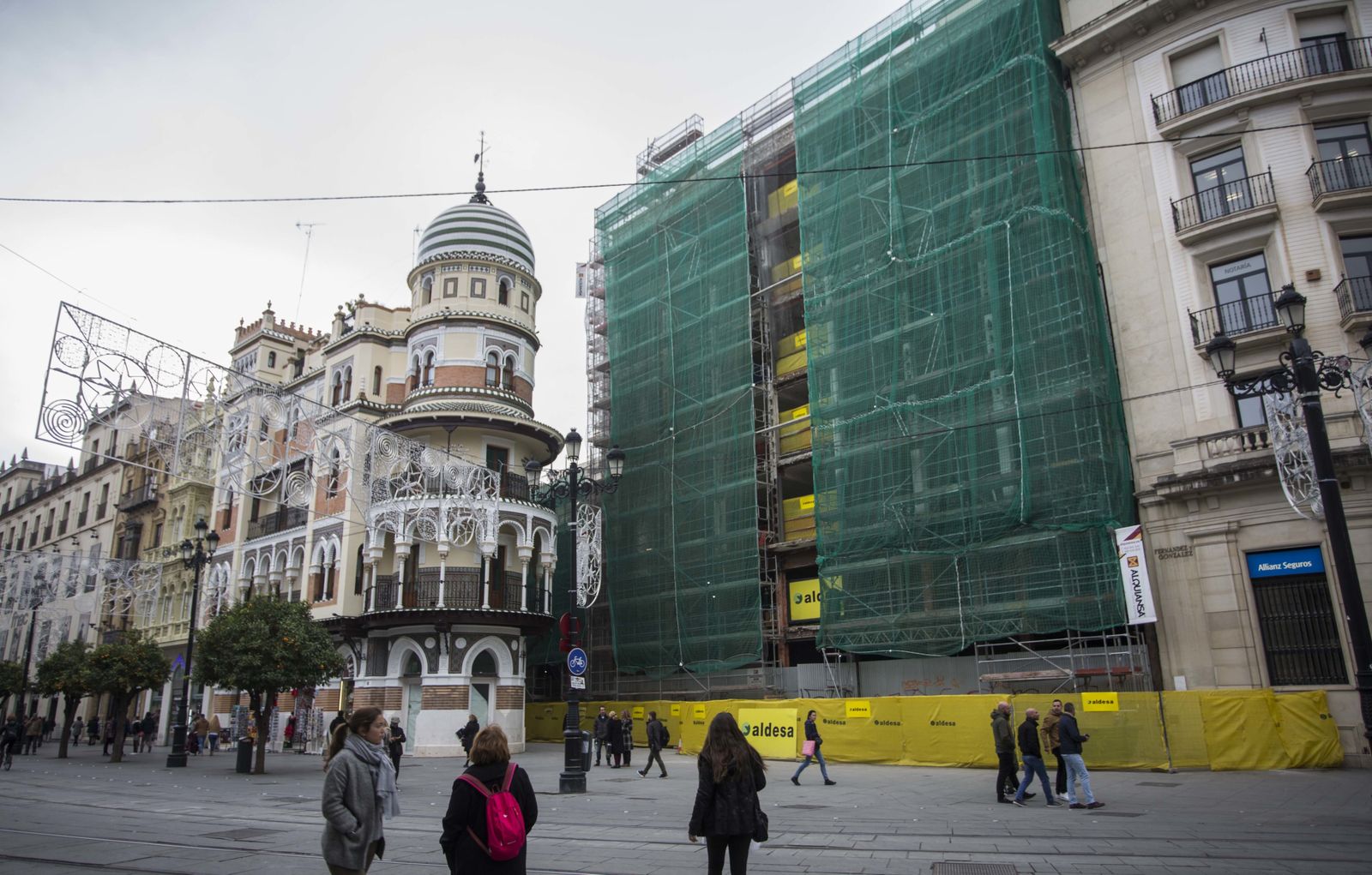 El edificio en obras, antigua sede del Banco de Andalucía, que se está transformando en hotel.
