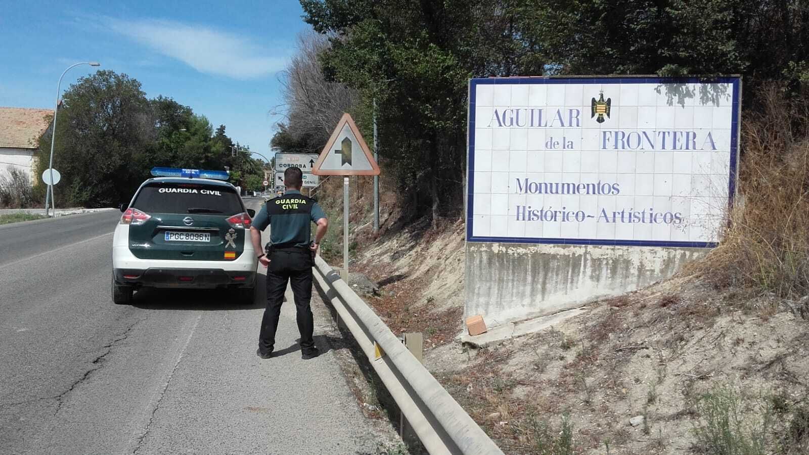 Un agente de la Guardia Civil en Aguilar de la Frontera.