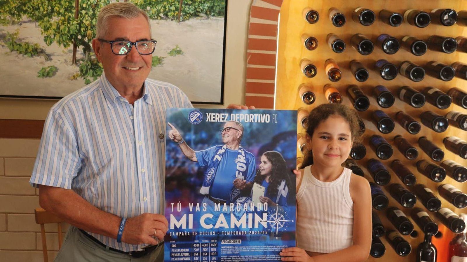 José Antonio Benítez y su nieta Nerea, con el cartel de la campaña que ellos protagonizan.