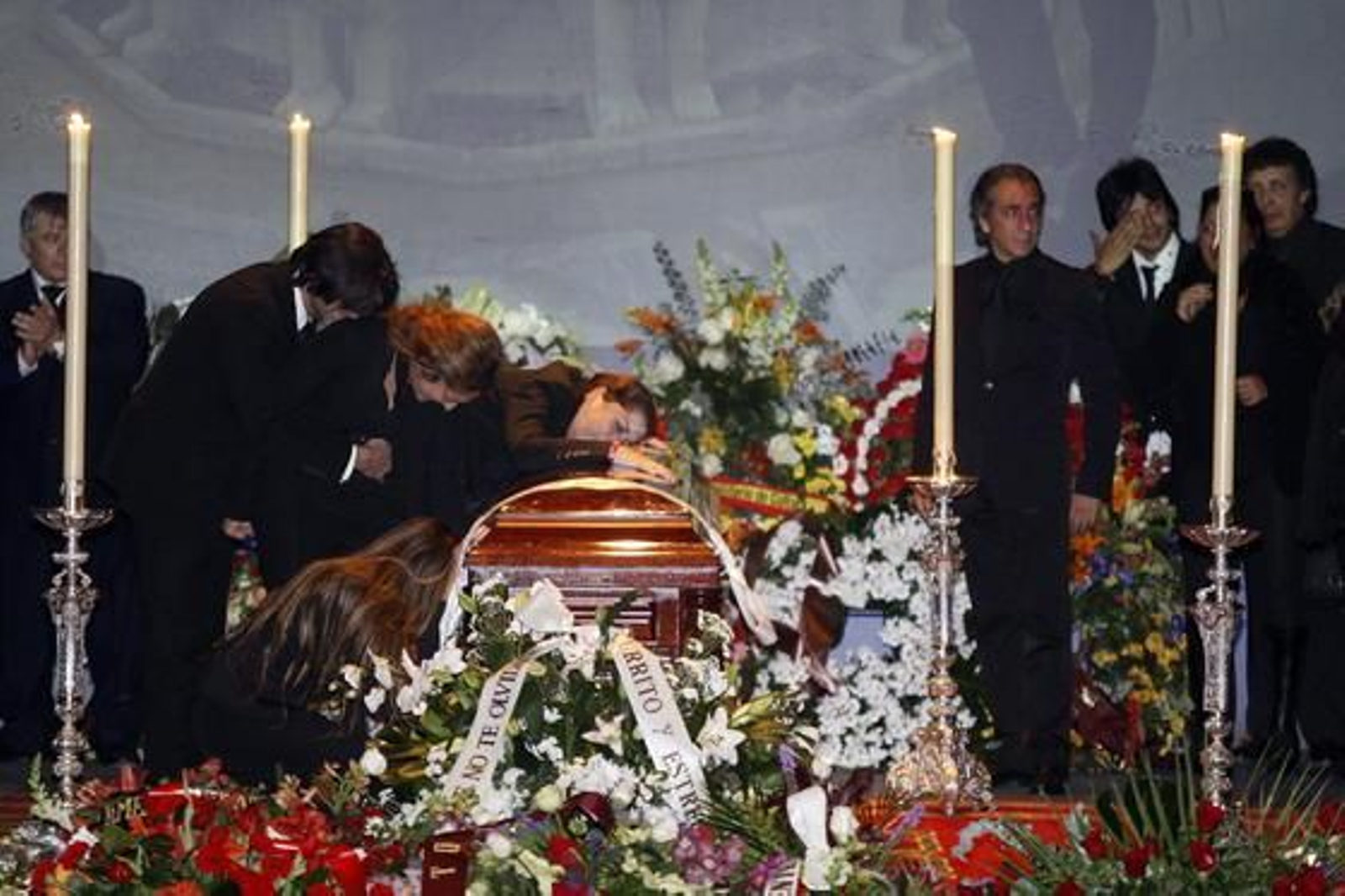 Imágenes de emoción y dolor en el sepelio del cantaor granadino. / Miguel Ángel Molina · EFE · AFP