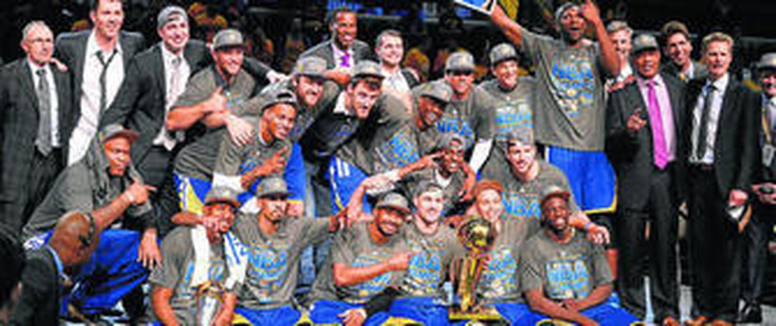 Los jugadores y técnicos de los Golden State Warriors posan con el trofeo de campeón de la NBA.