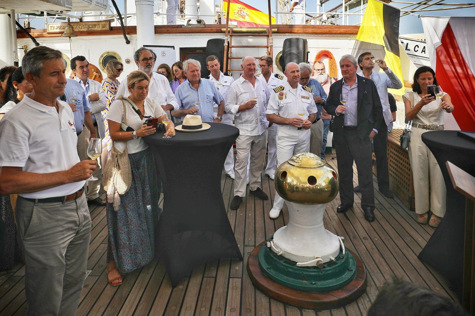 Imágenes de la llegada del Tío Pepe Estrella de los Mares de González Byass a bordo del 'Elcano'.