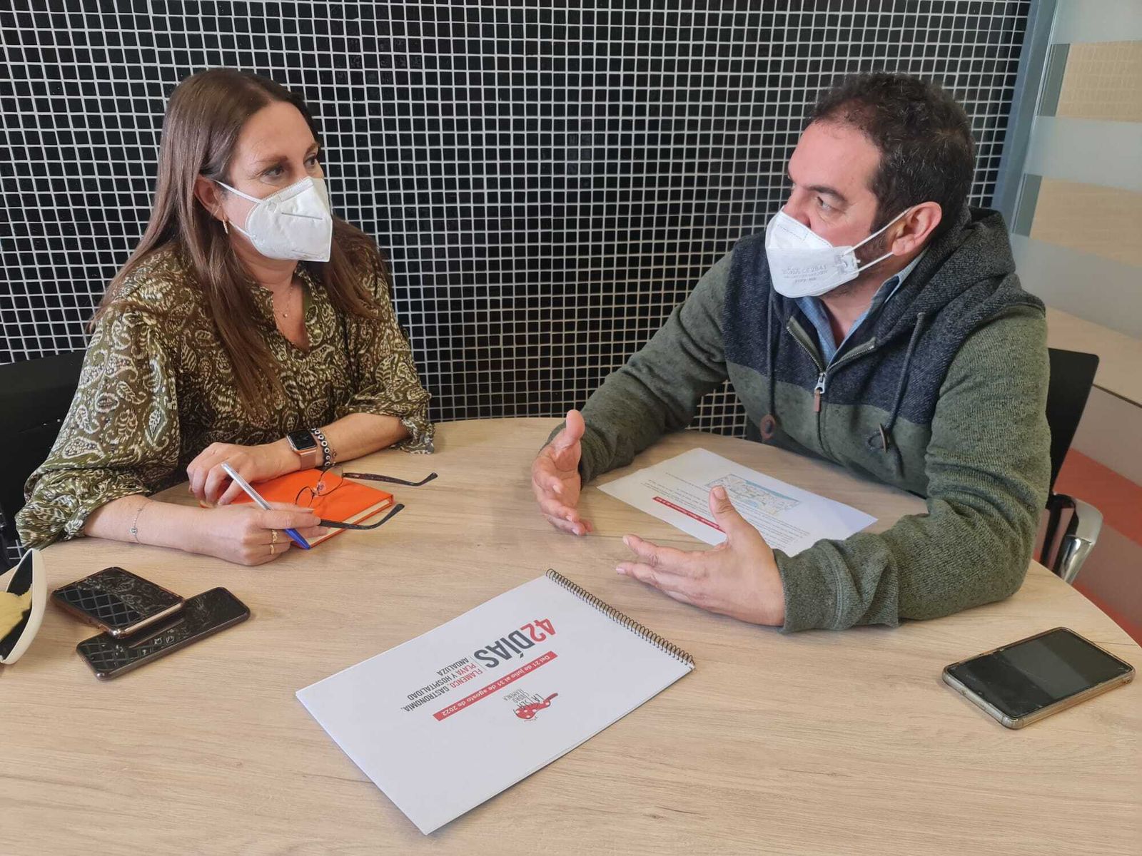 Reunión de la concejala de Turismo y el promotor flamenco Chico Fernández.