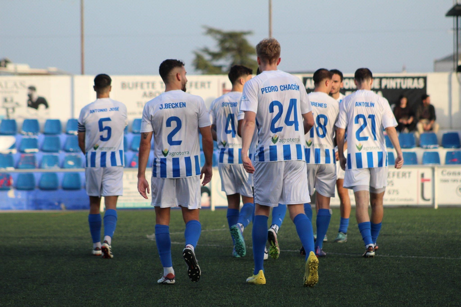 Los jugadores del Bollullos en un partido reciente de liga. Los jugadores del Bollullos en un partido reciente de liga.