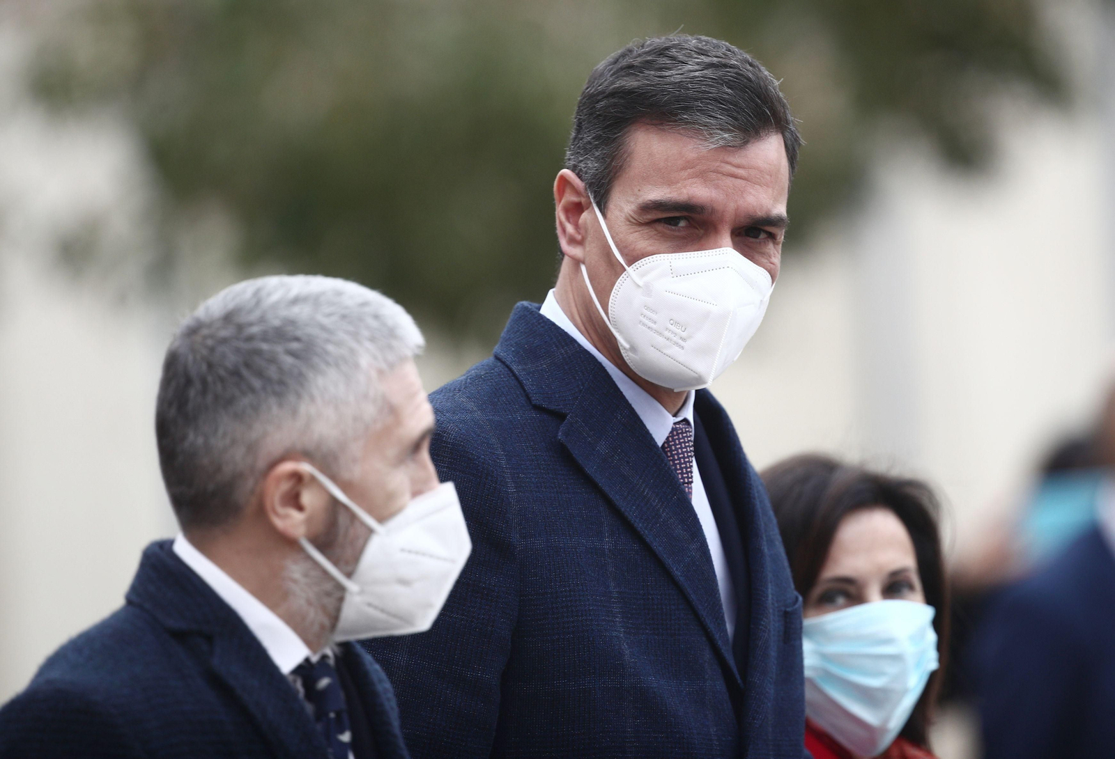 El presidente del Gobierno junto a la ministra de Defensa y el ministro de Interior.