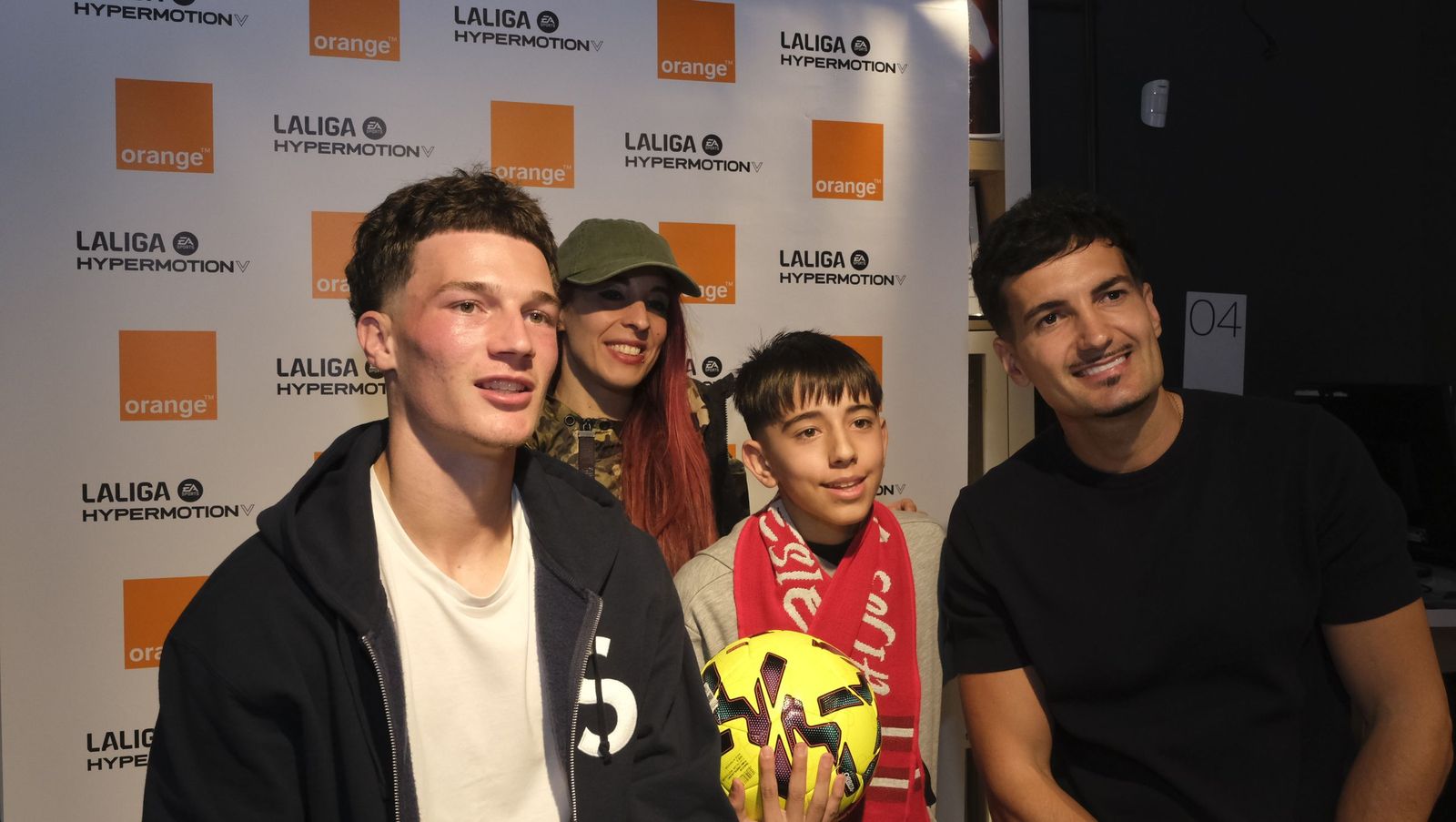 Búscate en las fotos de la firma de los jugadores de la U.D. Almería en la tienda Orange