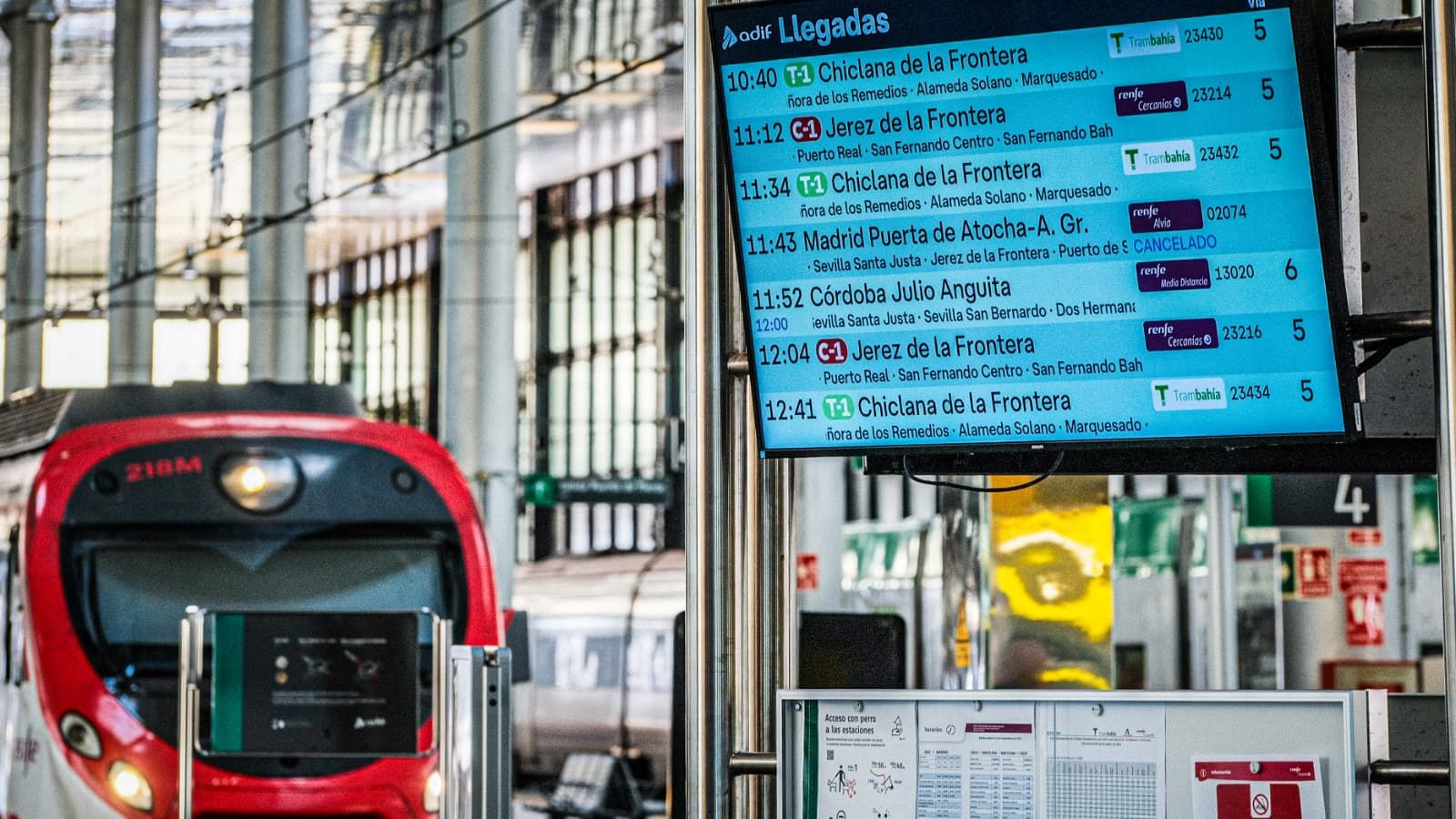 Panel de llegadas en la estación de Renfe en Cádiz, con algunas conexiones canceladas.