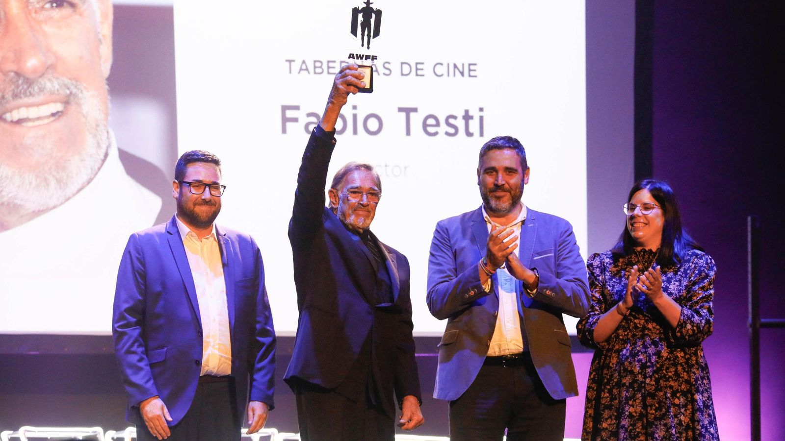 Testi muestra su premio con José Díaz, Juan José Alonso y Almudena Morales. Testi muestra su premio con José Díaz, Juan José Alonso y Almudena Morales.