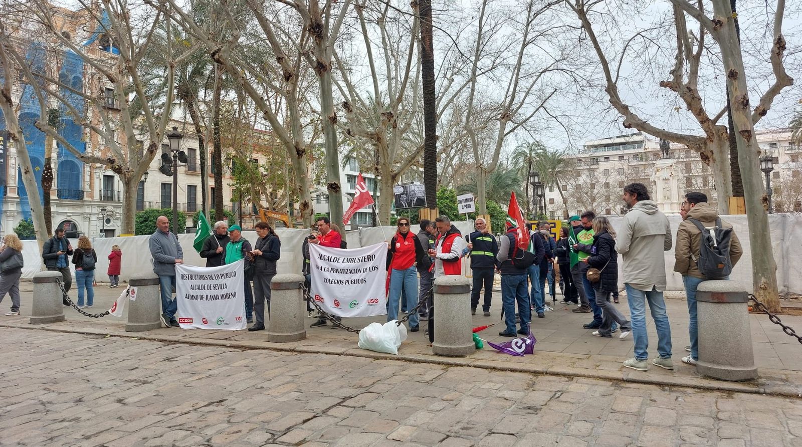 Además del encierro sindical, los peones afectados se concentran fuera del Ayuntamiento de Sevilla