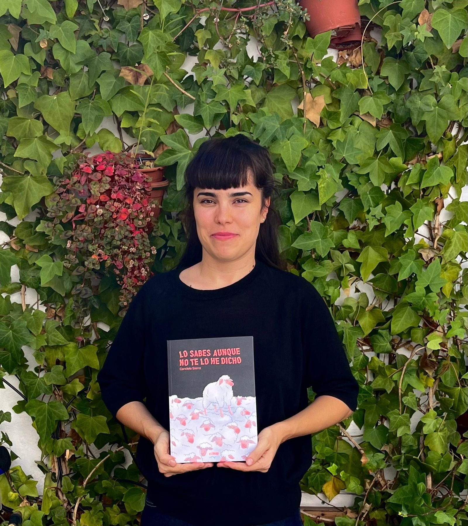 La malagueña Candela Sierra, Premio Nacional de Cómic 2025, posa con su libro.
