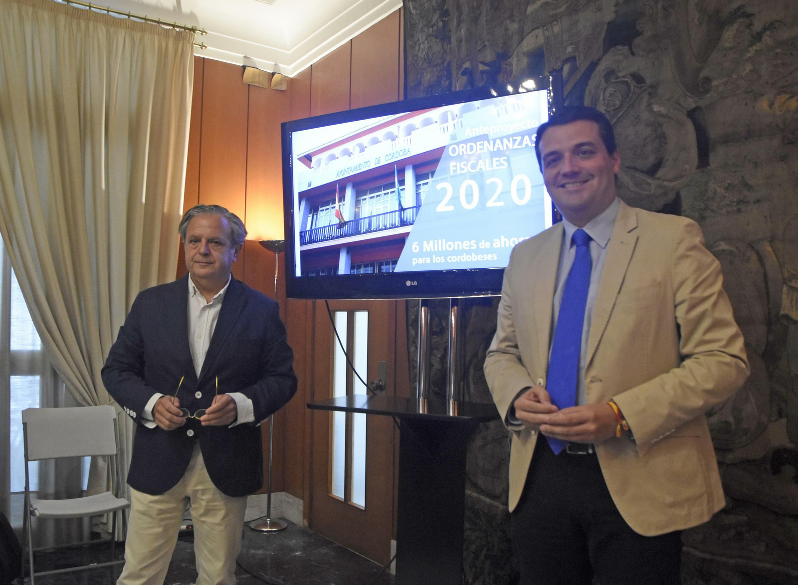 José María Bellido y Salvador Fuentes presentan la propuesta de ordenanzas fiscales para 2020.