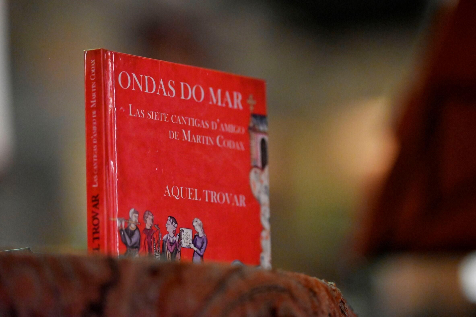 Las imágenes de la presentación del nuevo libro-disco de Aquel Trovar, 'Ondas do mar'