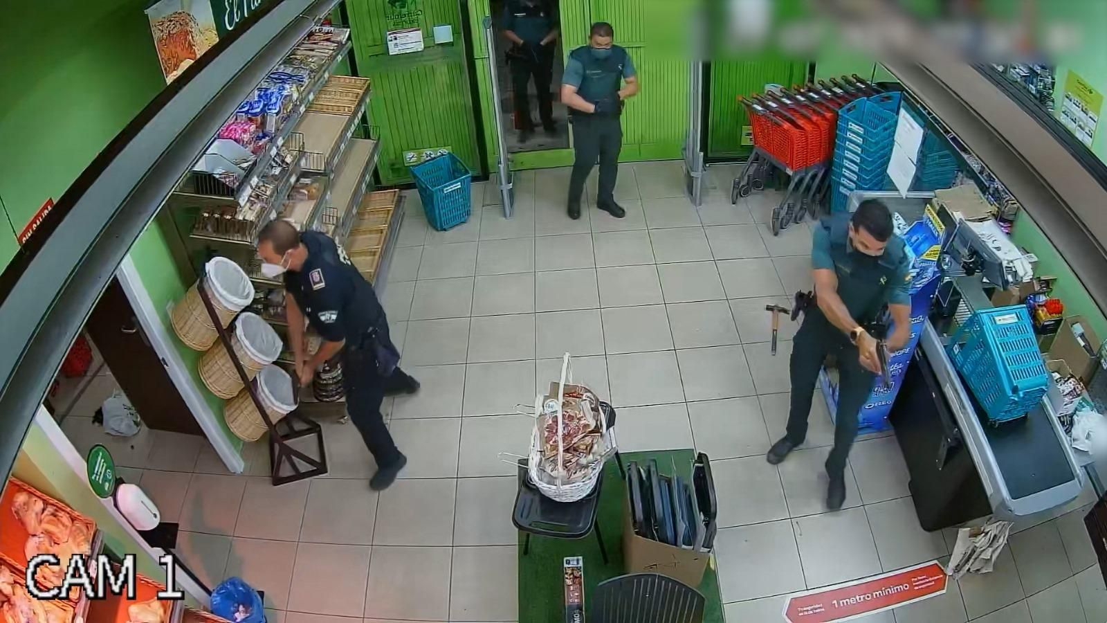 La Guardia Civil detiene a dos personas en un supermercado de Mazagón. La Guardia Civil detiene a dos personas en un supermercado de Mazagón.