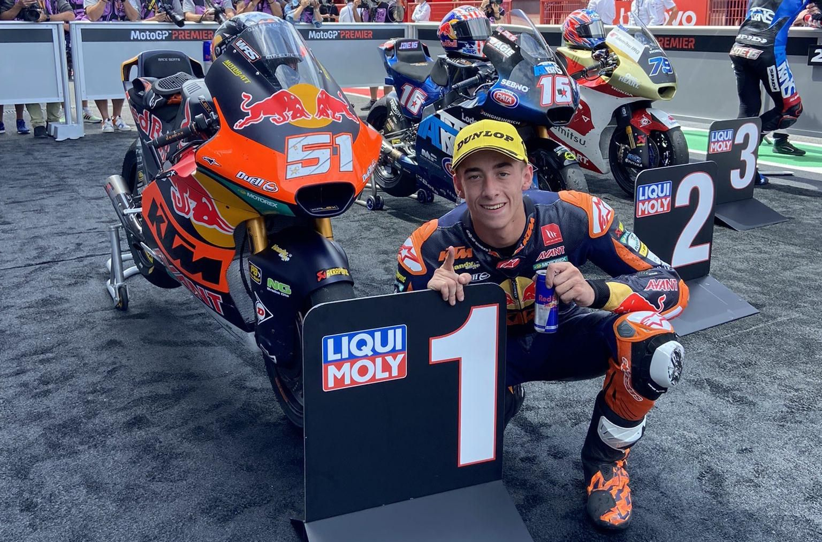 Pedro Acosta posa orgulloso tras vencer en Mugello y convertirse en el piloto más joven en ganar una carrera de Moto2