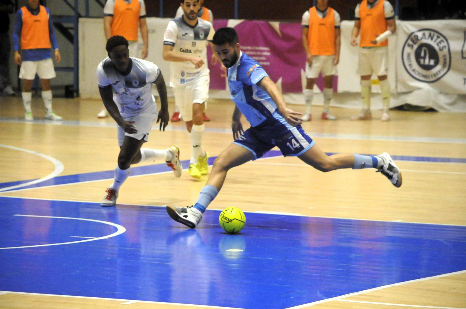El celeste Cola prepara la pierna para el disparo en una acción del encuentro frente al conjunto gallego.