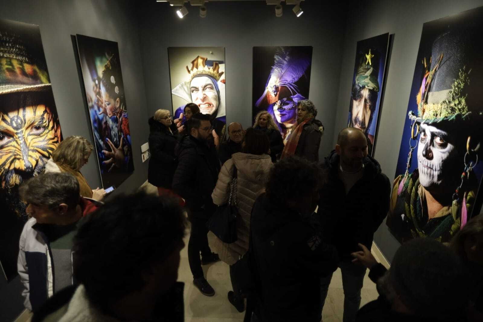 La exposición 'Carnaval de Improviso. Retratos urgentes: la trastienda del COAC', en imágenes