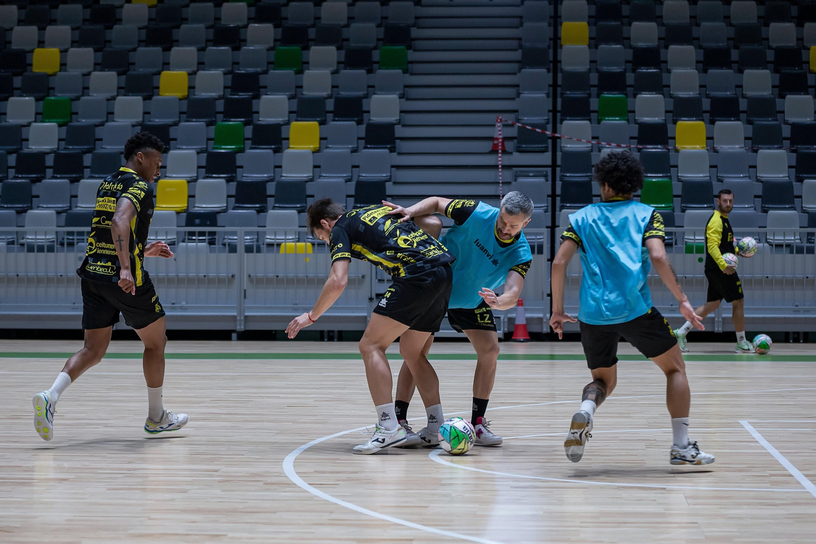 Varios jugadores del Jaén FS pugnan por un balón en un entrenamiento de esta semana.