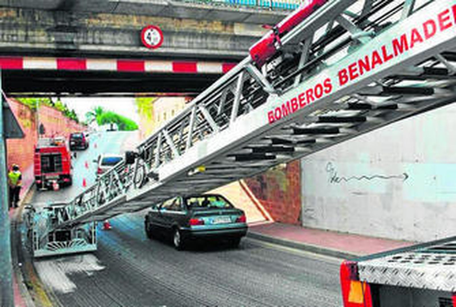 El camión de bomberos, debajo del puente.