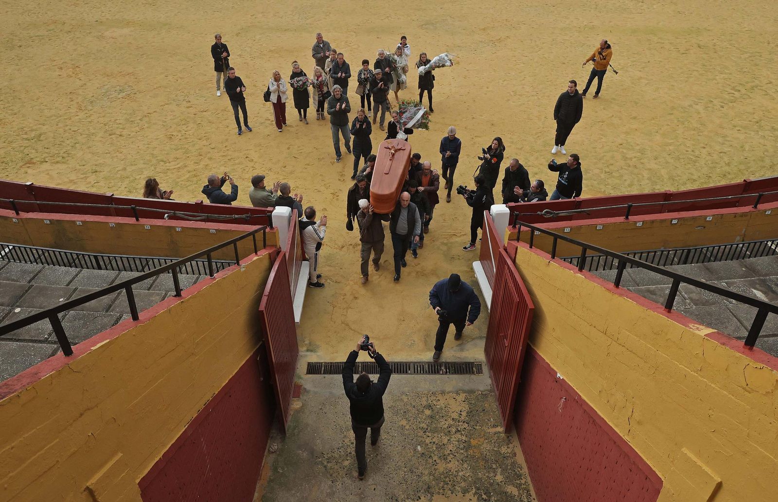 El último adiós al 'Niño de las Coles' en la plaza de toros de Las Palomas, en imágenes
