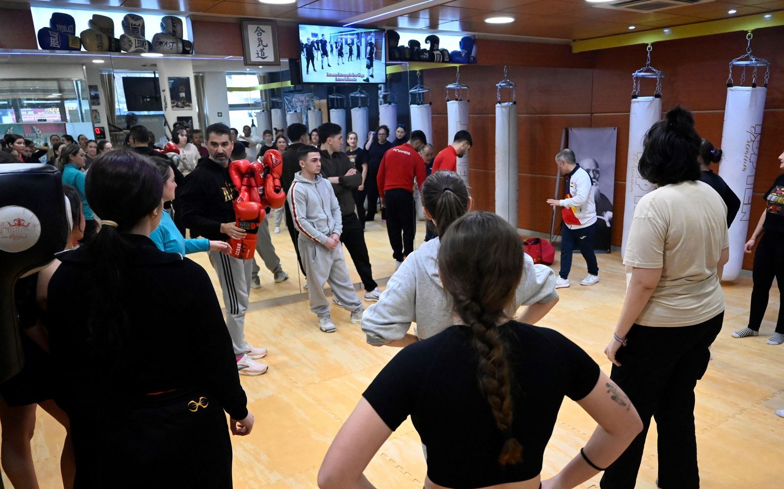 La masterclass de boxeo de Rafa Lozano Jr a medio centenar de mujeres de Córdoba, en imágenes