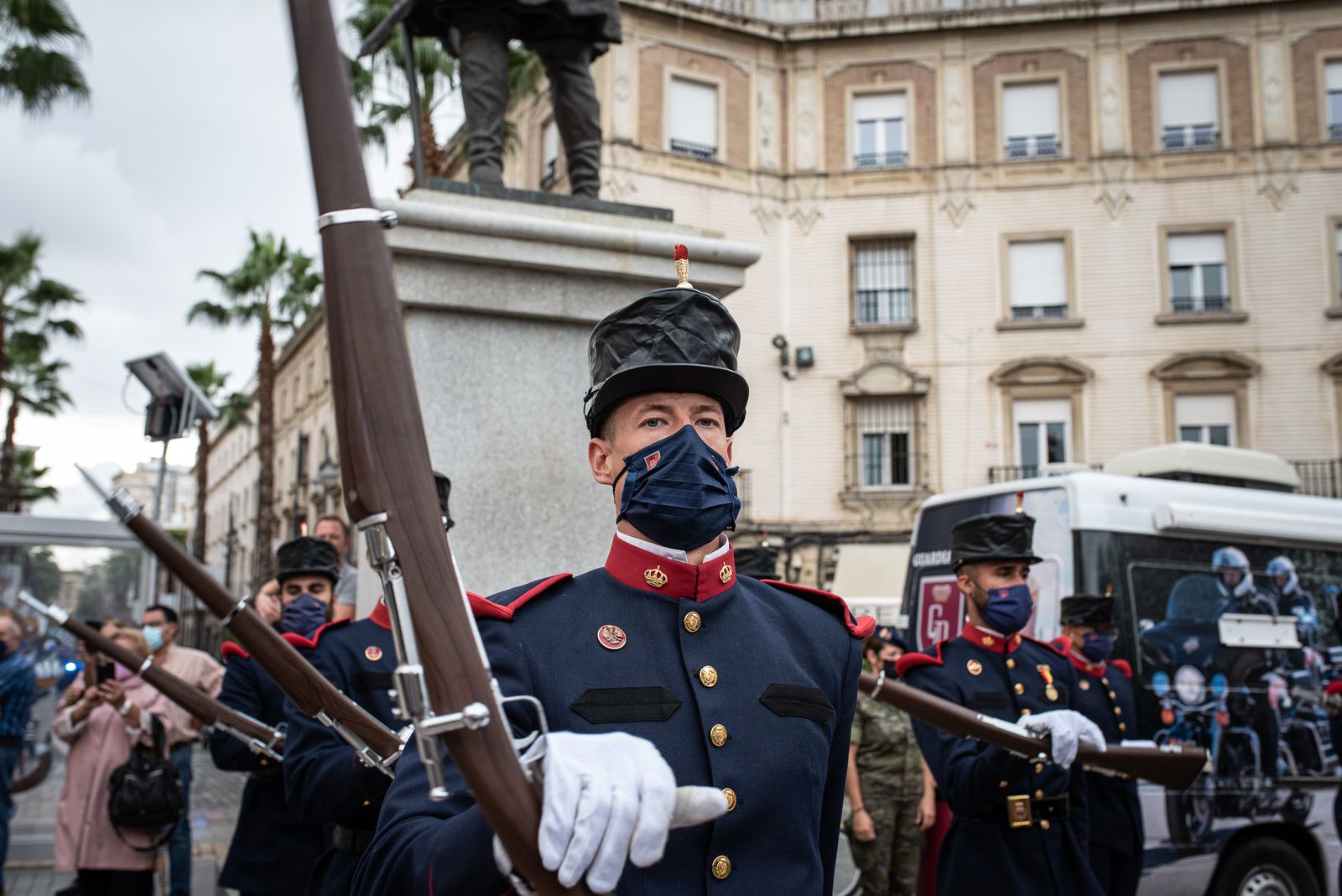 Imágenes del desfile de la Guardia Real por el centro de Huelva