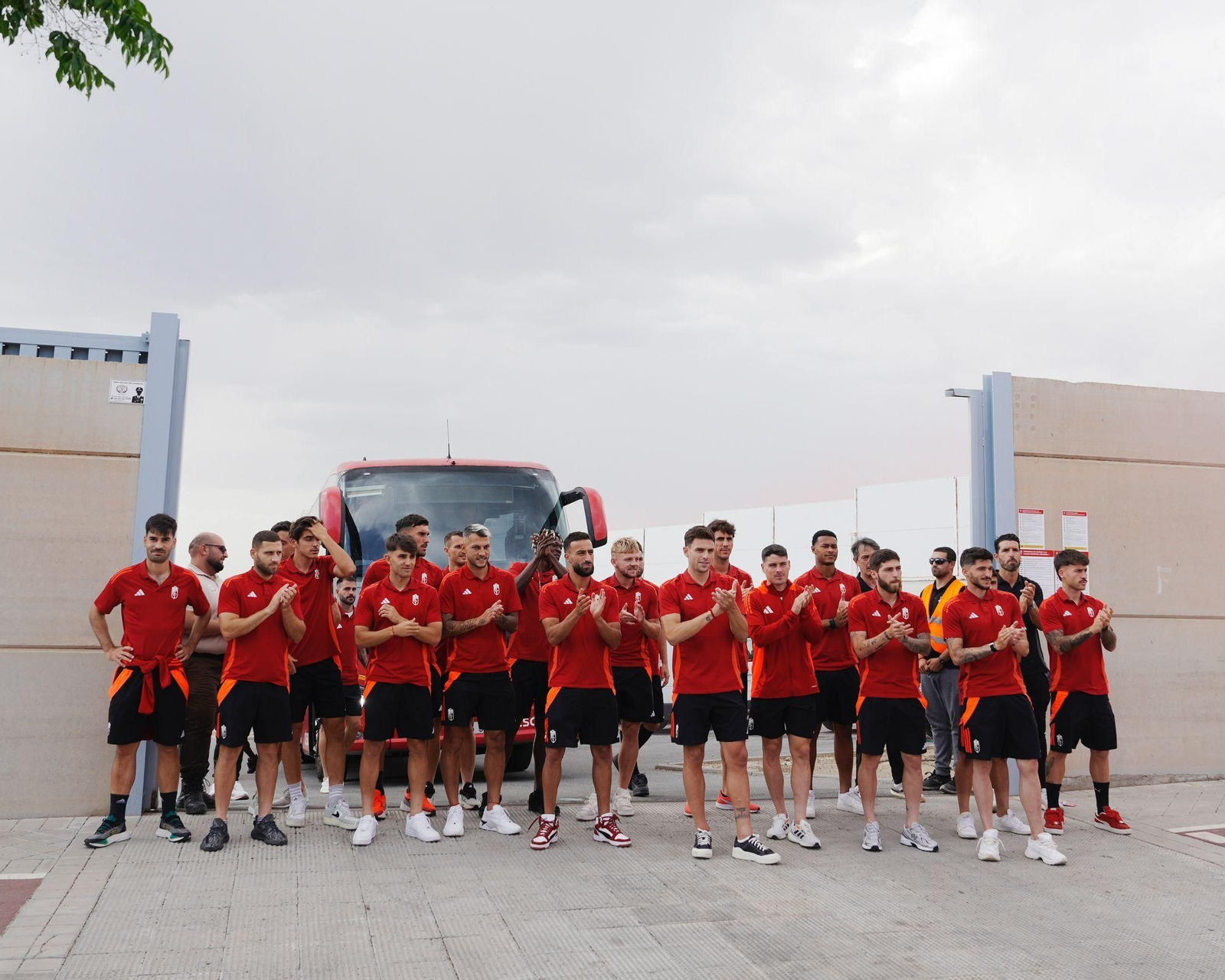 La plantilla del Granada agradece el apoyo de los suyos