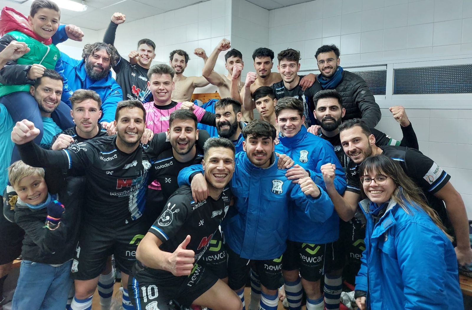 Los jugadores del Jerez Industrial, felices tras ganar al San Fernando B.