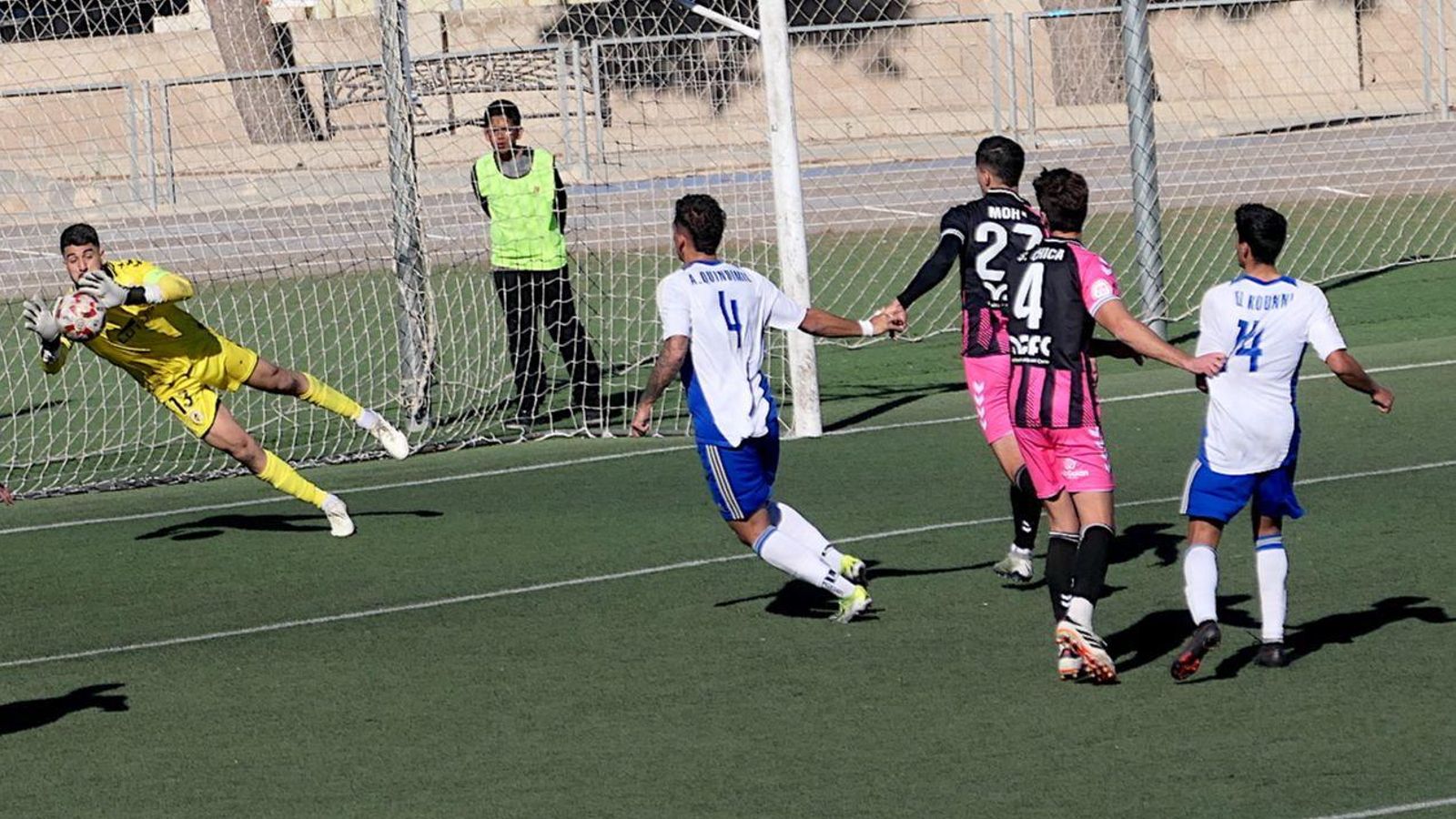 Álex Lázaro, que estuvo segurísimo, se dispone a atrapar un balón Álex Lázaro, que estuvo segurísimo, se dispone a atrapar un balón
