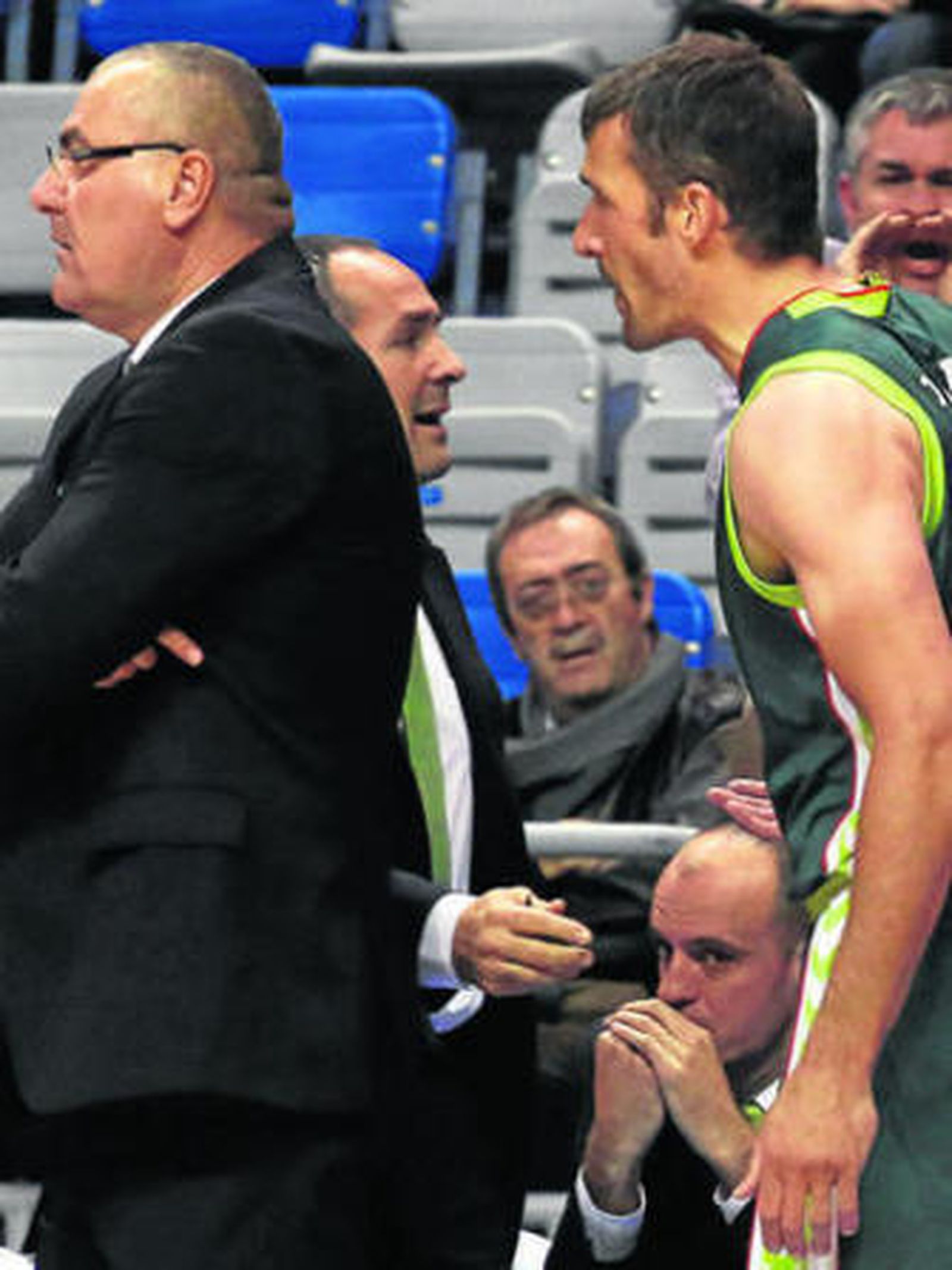 Panko discute con Repesa ante el Zalgiris.