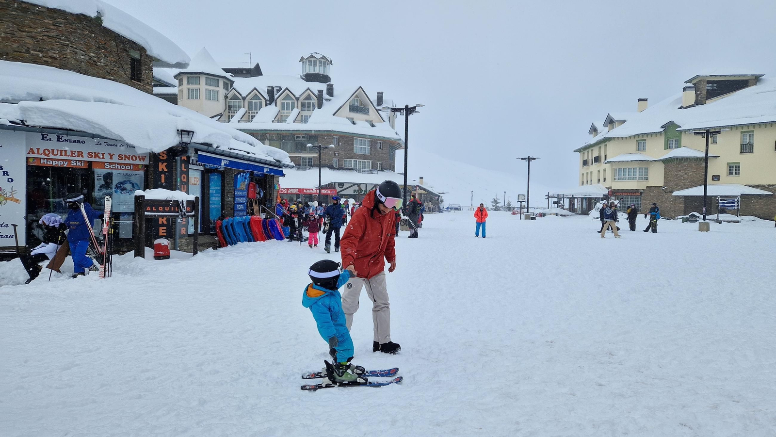 Imagen de la Plaza de Andalucía, en la Urbanización de Pradollano, este viernes