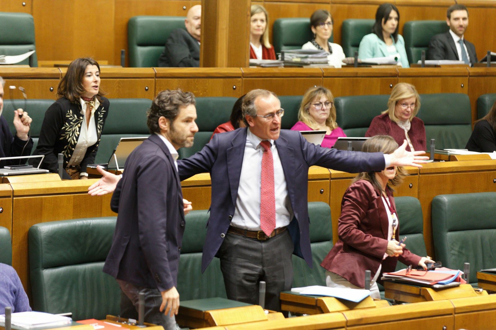 Los populares Borja Sémper y Alfonso Alonso expresan su indignación antes de abandonar la Cámara.