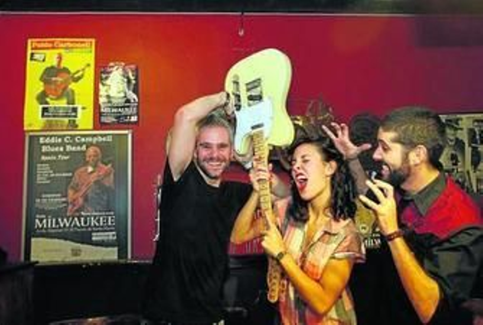 · miembros de varios grupos de 'showcase' en el camerino.
