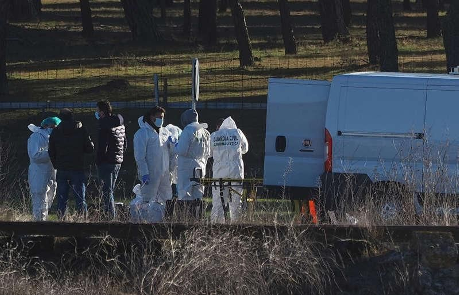 Investigadores en el lugar donde fue hallado el cuerpo de Esther López