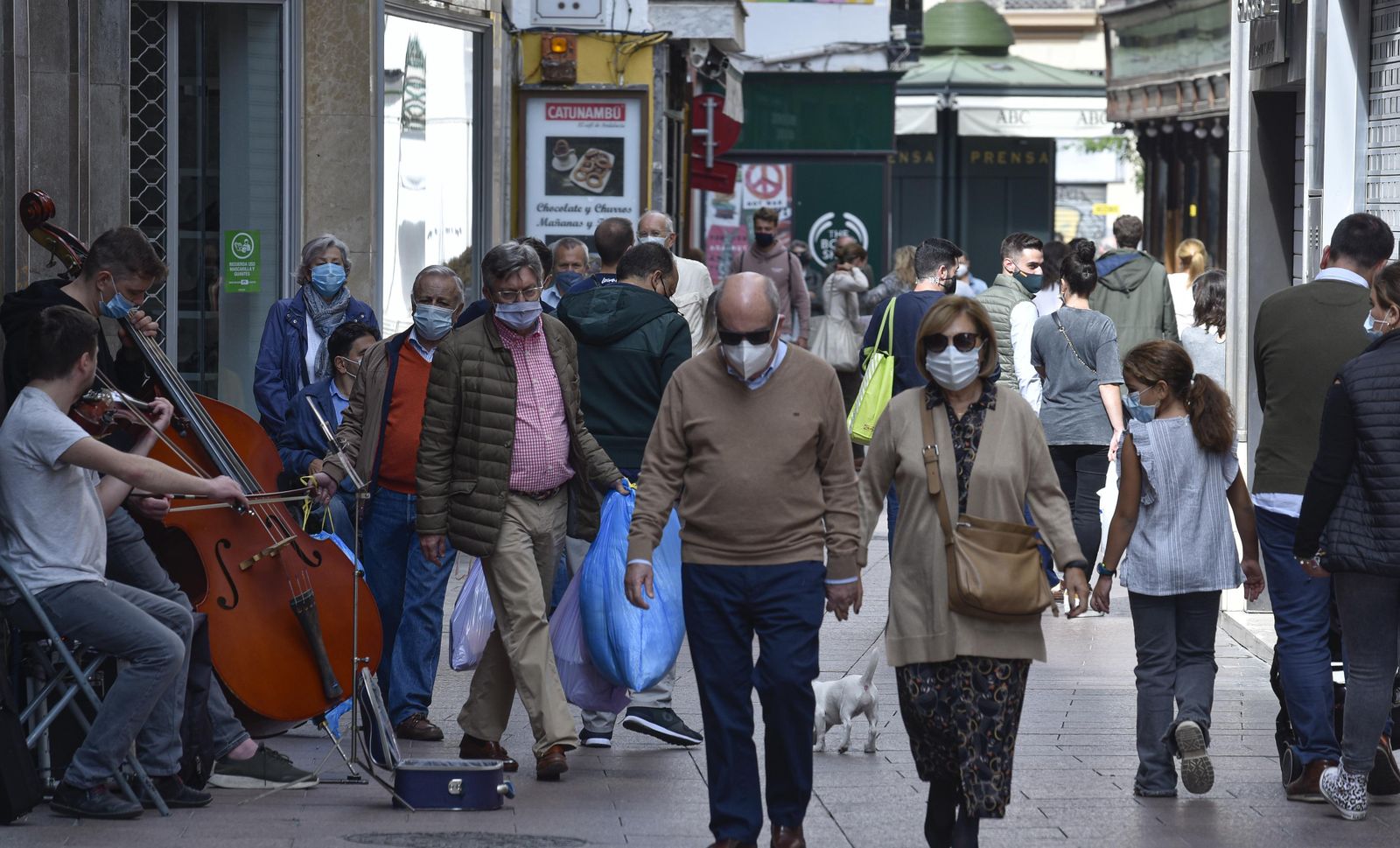 Varias personas en el centro de Sevilla