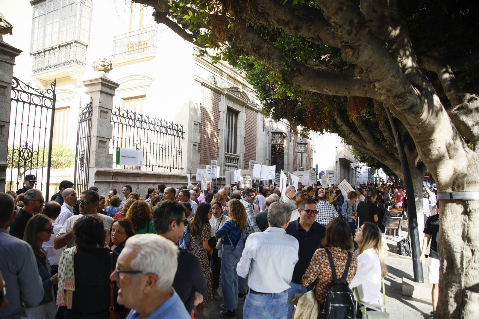 Las imágenes de la concentra para reclamar mejoras laborales para el personal funcionario de la Junta de Andalucía en Almería