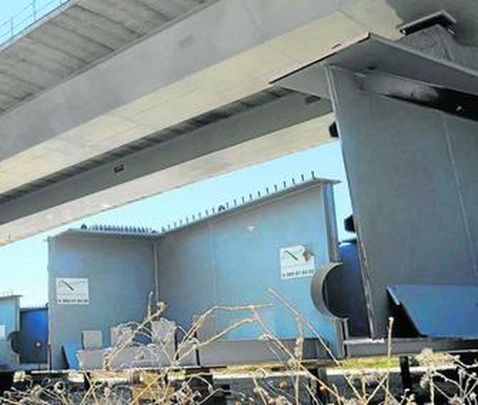 Uno de los 12 tableros de Ascamon que ya se encuentran en la orilla puertorrealeña del puente.