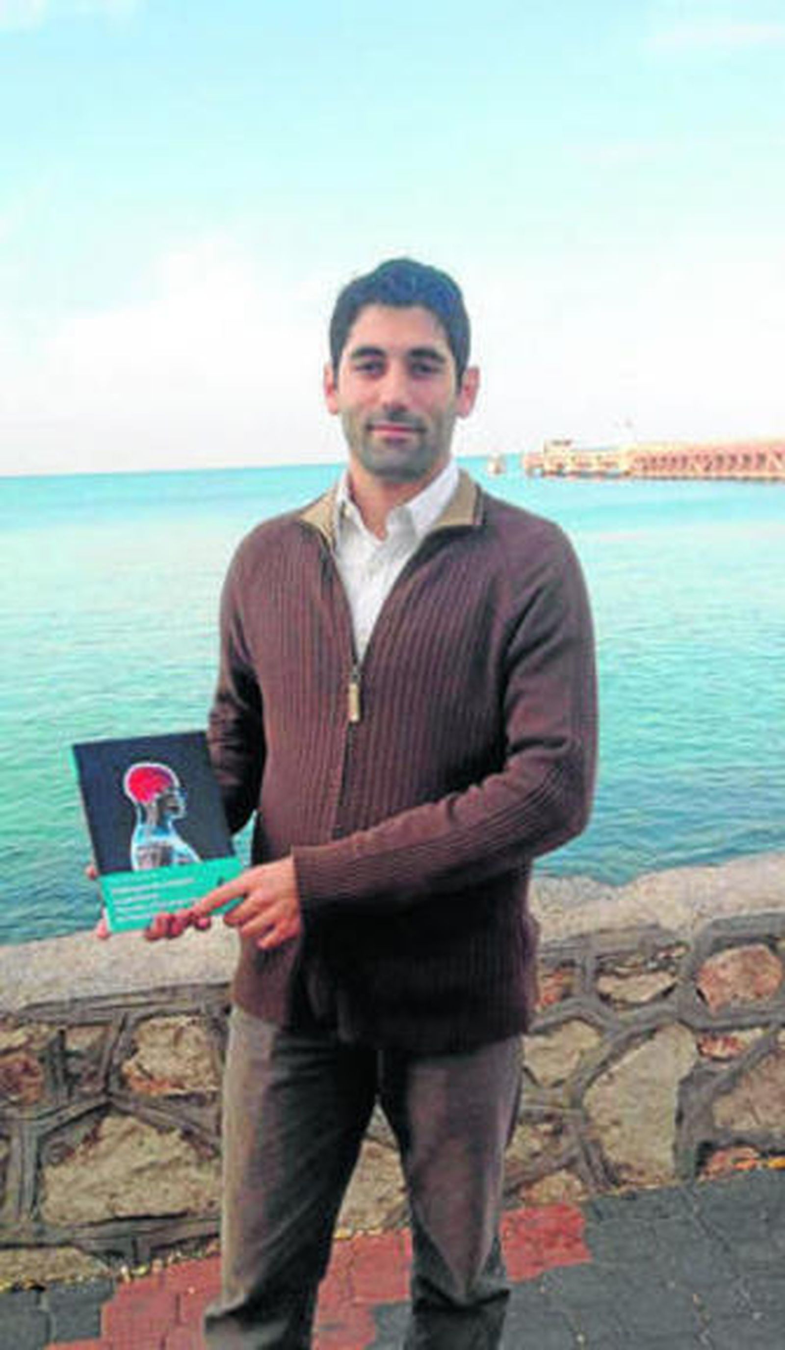 Jesús López Monedero, con su libro 'Diálogos en nuestro organismo'.