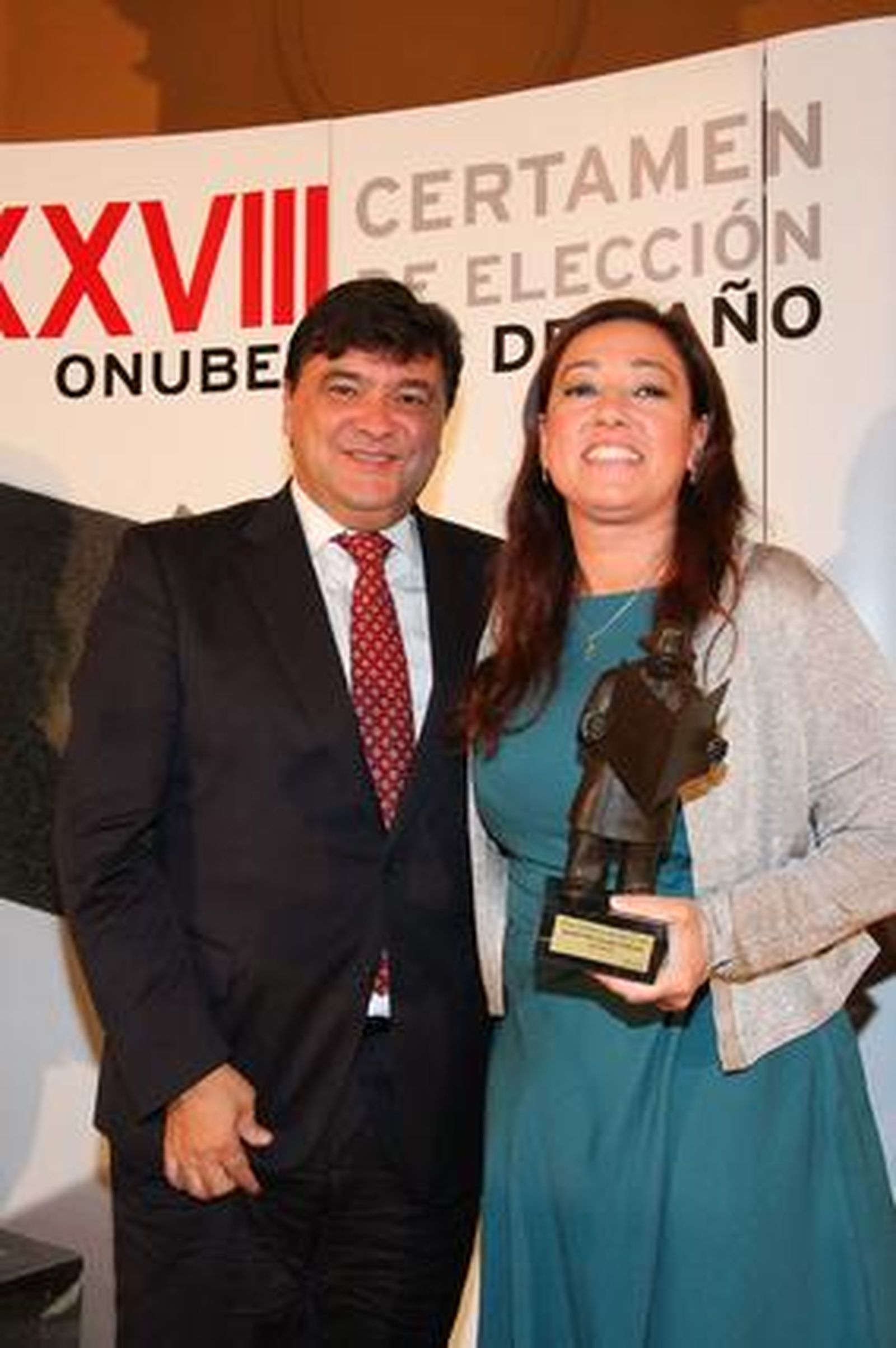 El alcalde de Huelva, Gabriel Cruz, hace entrega del premio a la presidenta del Fundación Cajasol Sporting Club de Huelva, Manuela Romero Landa.

Foto: Alberto Dominguez / Josue Correa / Canterla