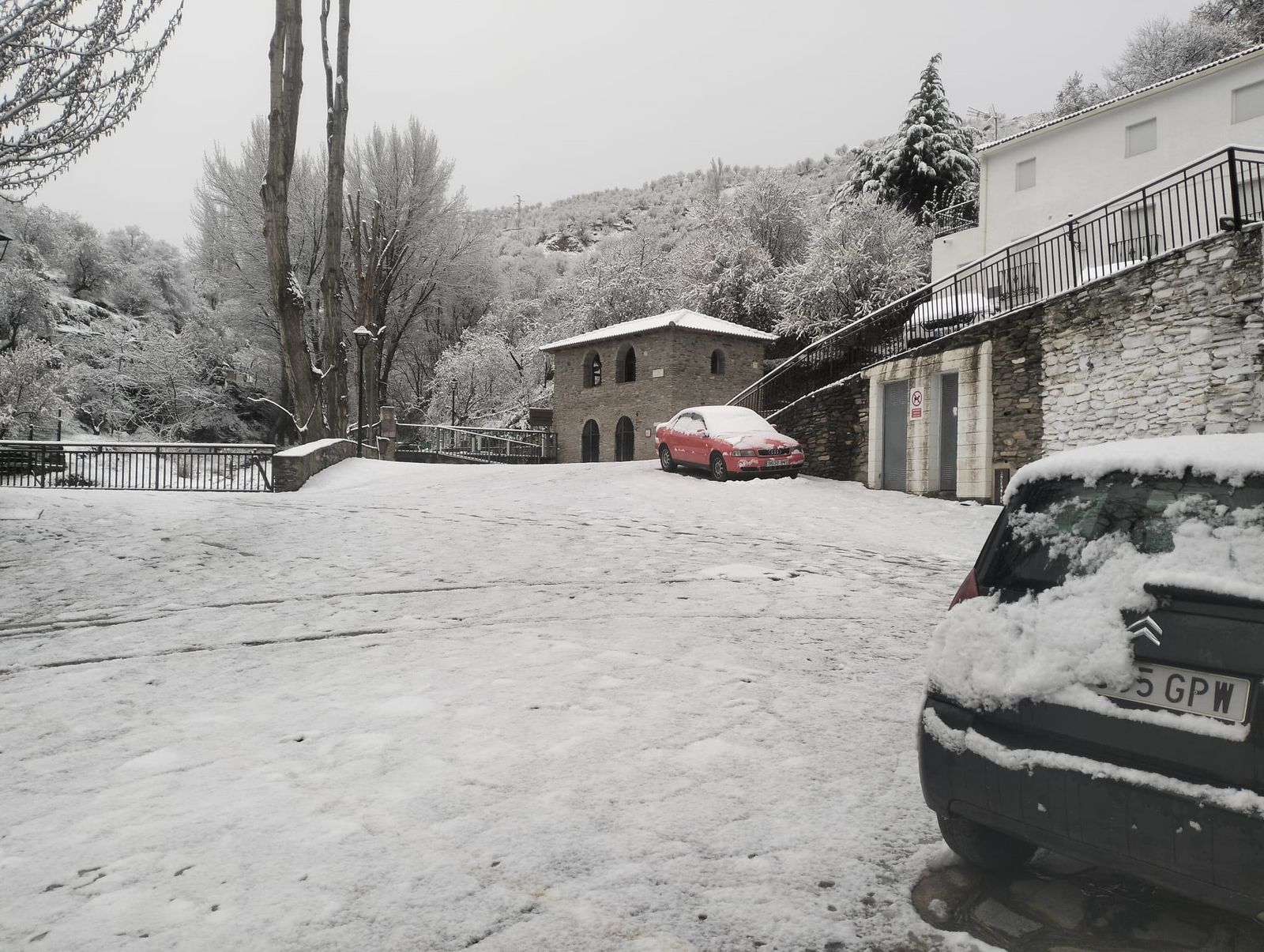 La nieve cubre las calles de Bacares durante la mañana, dejando coches y tejados blancos en este pueblo de la Sierra de los Filabres.