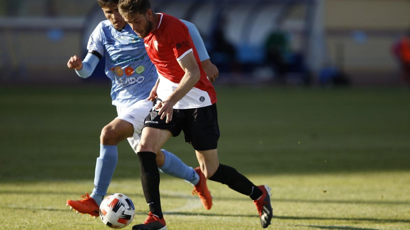 Nahuel Arroyo deja atrás a Cova, lateral de El Ejido.