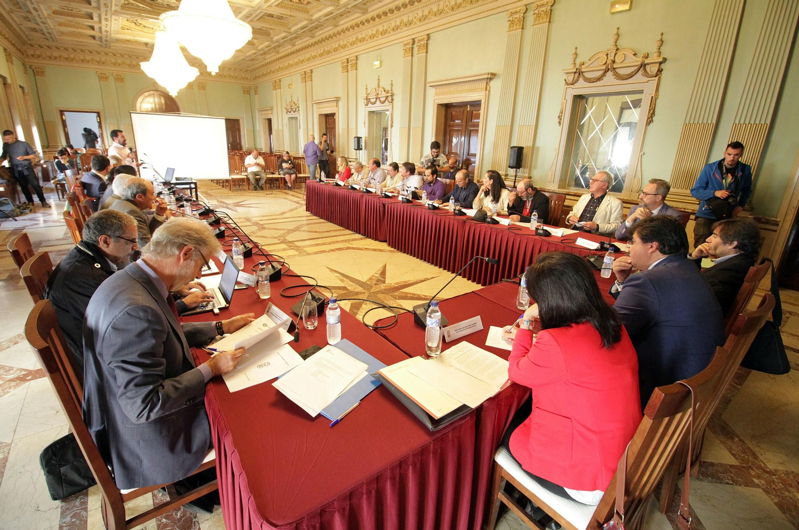 Imágenes de la Mesa de los Fosfoyesos celebrada en el ayuntamiento