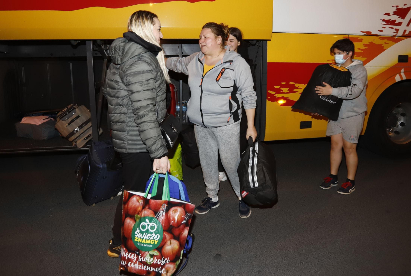 Imágenes de la emocionante llegada de los ucranianos refugiados a Huelva